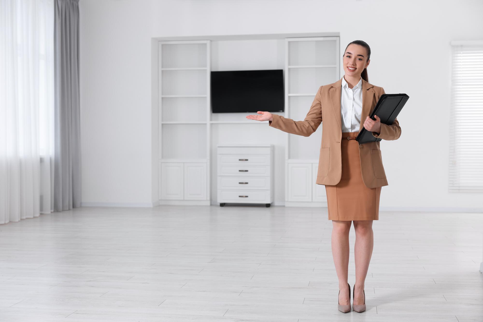 Agent imobiliar prezentând un apartament modern